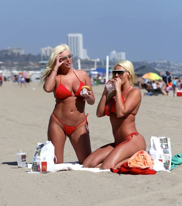 Любовницы-близняшки Хью Хефнера развлекаются на пляже