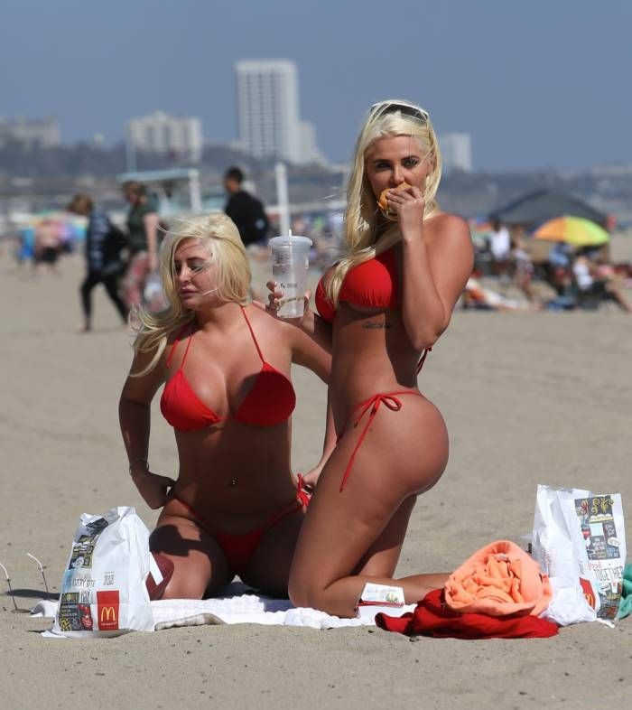 Любовницы-близняшки Хью Хефнера развлекаются на пляже