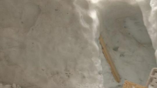 Креативная хижина из снега