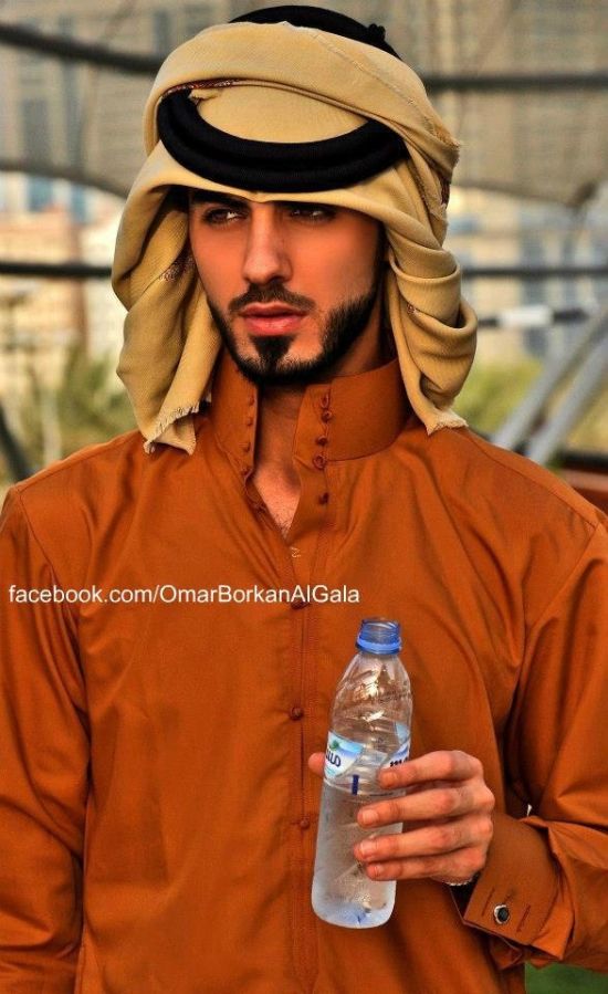 Трех мужчин из ОАЭ департировали из Саудовской Аравии за красоту