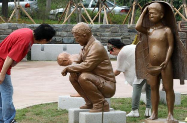 Корейский парк с какающими скульптурами