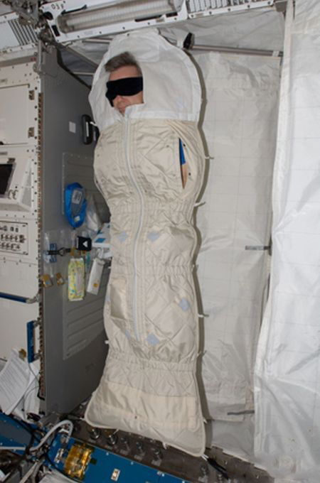 Как в условиях невесомости на МКС спят астронавты