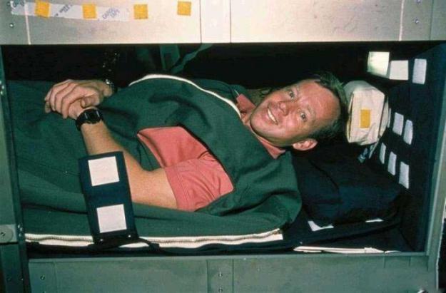 Как в условиях невесомости на МКС спят астронавты