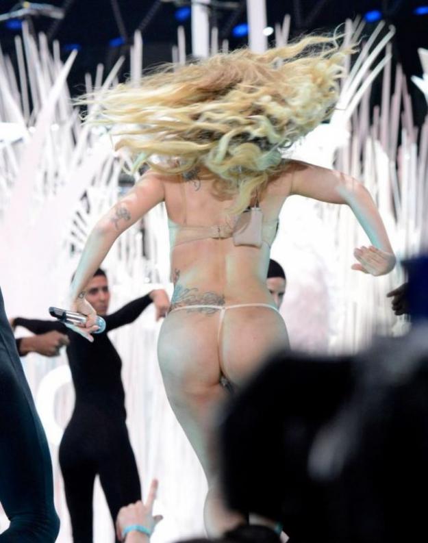 Леди Гага выступила на сцене в стрингах