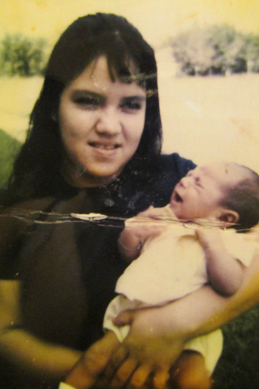 Мать с первенцем на руках и ее дочь спустя 41 год