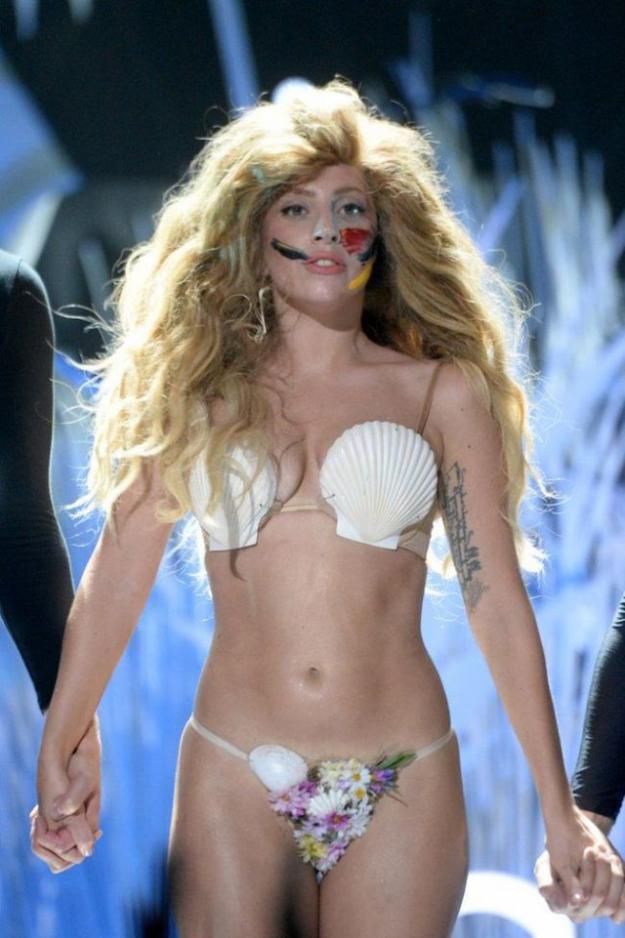 Леди Гага выступила на сцене в стрингах