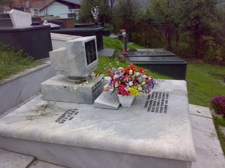 нетривиальные надгробья в США и европе.