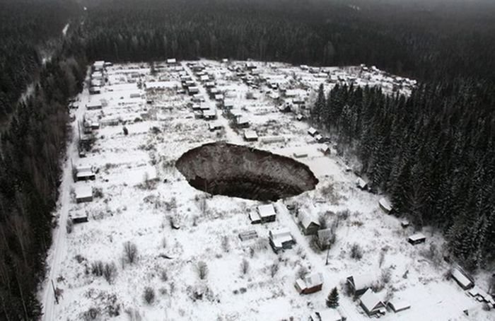 В сети появились снимки провала грунта в Соликамске