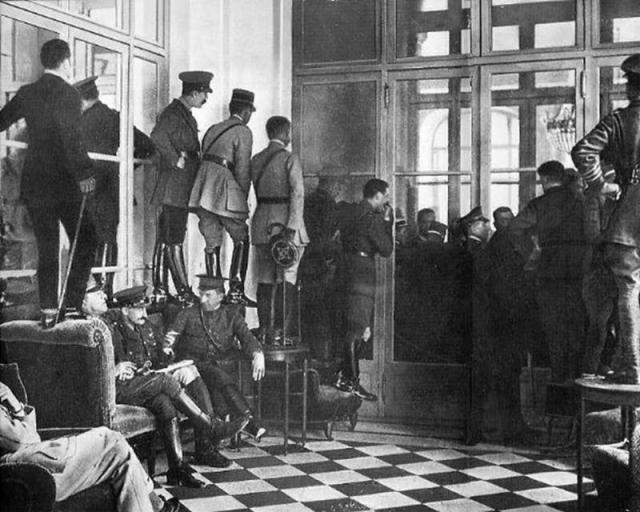4. Люди стоят на кушетках, столах и стульях, чтобы увидеть подписание Версальского договора, официально завершившего Первую мировую войну, 1919 год. история, фотографии