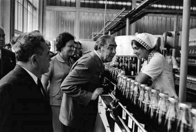 24. Л. И. Брежнев на предприятии Пепси-Кола, 1974 год. история, фотографии