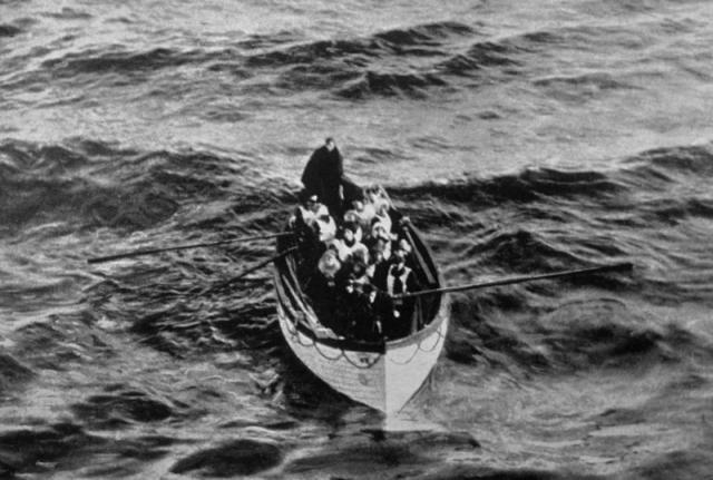 8. Выжившие после крушения Титаника плывут на спасательной лодке, 1912 год. история, фотографии