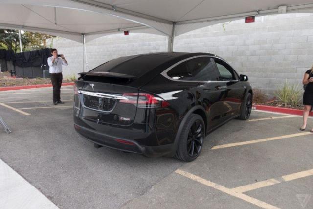 Компания Tesla официально представила кроссовер-электрокар Model X