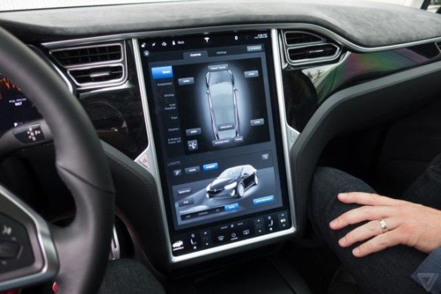 Компания Tesla официально представила кроссовер-электрокар Model X