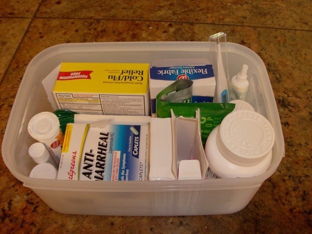 Коробка со старыми лекарствами, большинство из которых могут вас убить ностальгия, старые вещи, хлам