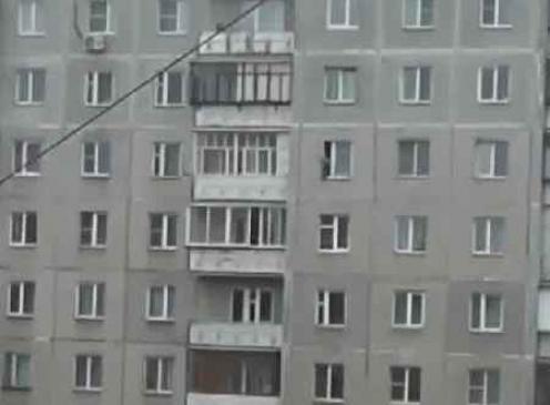 Малыш веселится на окне седьмого этажа