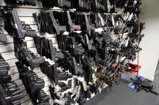На складе голливудского реквизита можно найти все: от гробов до пистолетов