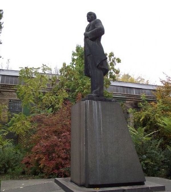 Одесский памятник Ленину превратили в памятник Дарту Вейдеру