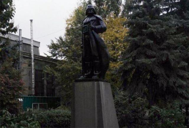 Одесский памятник Ленину превратили в памятник Дарту Вейдеру