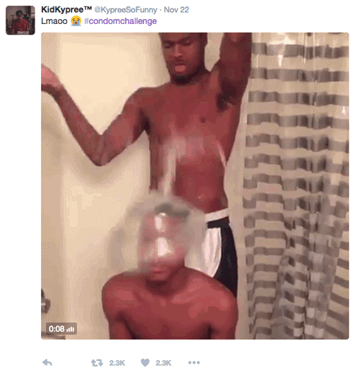 В сети появился новый флешмоб Condom Challenge с наполненным водой презервативом