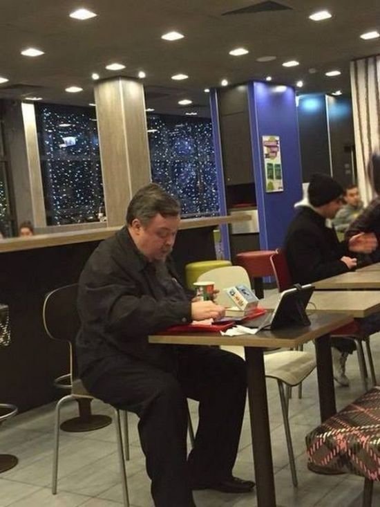 Протоирея Всеволода Чаплина, главного спикера РПЦ, заметили ужинающим в «Макдональдсе» во время поста