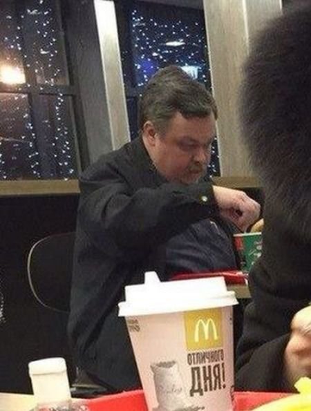 Протоирея Всеволода Чаплина, главного спикера РПЦ, заметили ужинающим в «Макдональдсе» во время поста