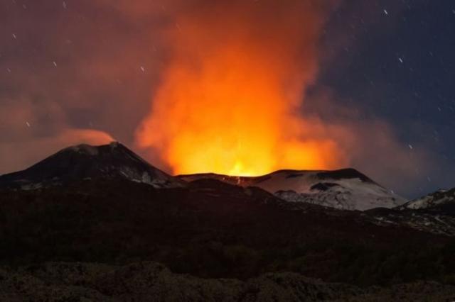 Новое извержение вулкана Этна на фото из сети