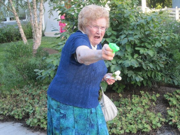 Фотожаба: Бабушка с пистолетом