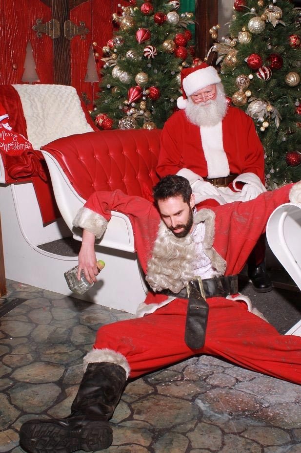 Парень ввел забавную традицию на странные рождественские фотографии с Сантой
