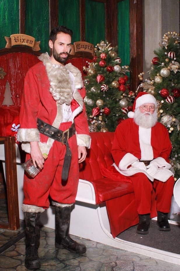 Парень ввел забавную традицию на странные рождественские фотографии с Сантой