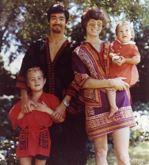 Семейные фотографии легендарного Брюса Ли.