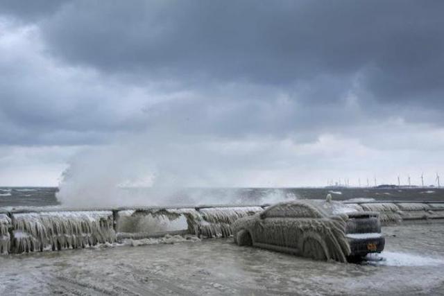 Ночной шторм и сильный мороз превратили автомобиль в большую глыбу льда