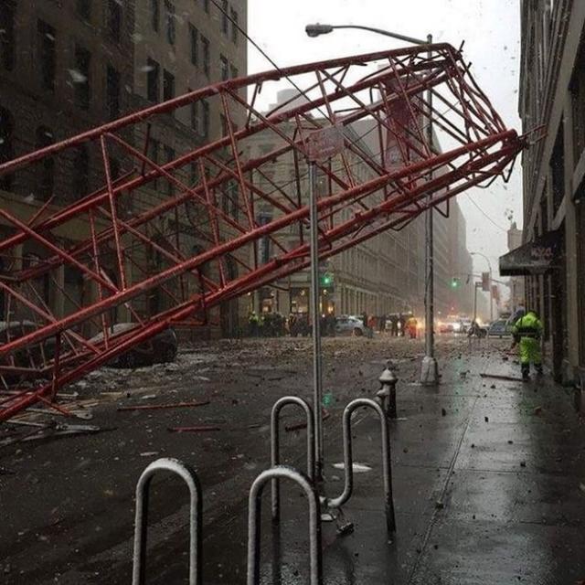 В Нью-Йорке рухнул огромный башенный кран