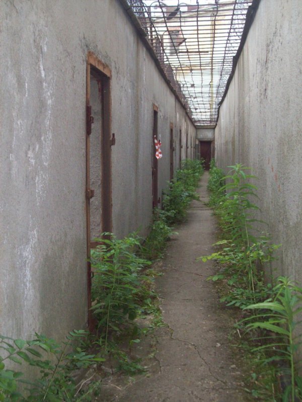 Пугающая заброшенная тюрьма в Эстонии