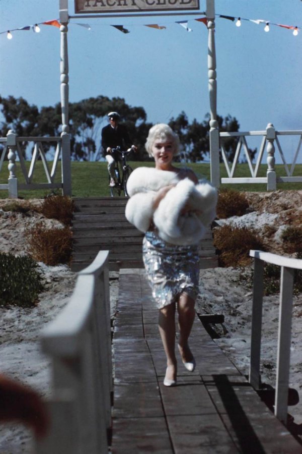 Каким мог быть фильм "В джазе только девушки" в цвете: редкие архивные снимки Мэрилин Монро