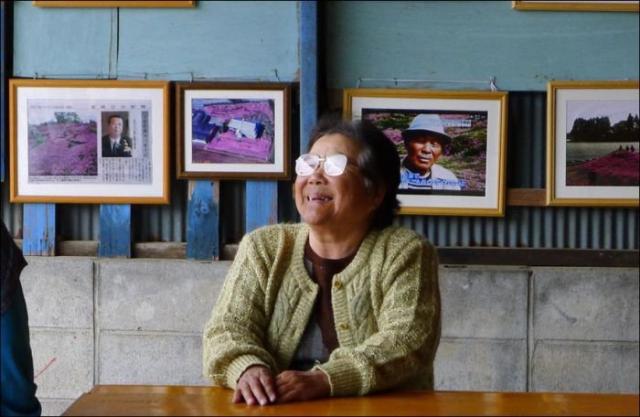 Японский фермер разбил гигантский цветник ради слепой жены