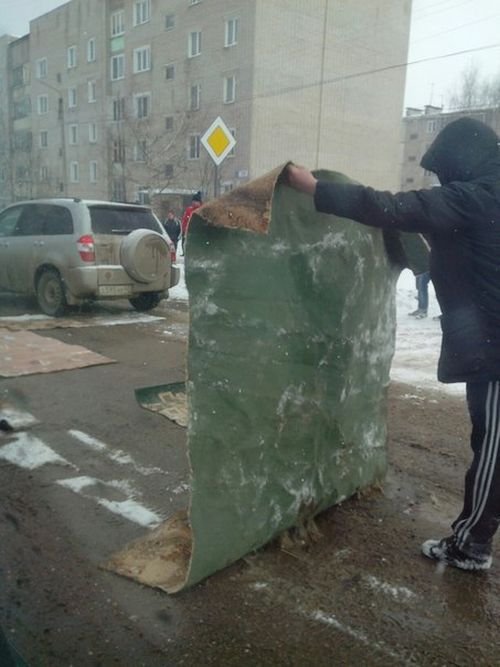 В Кировской области дорожные ямы застелили коврами