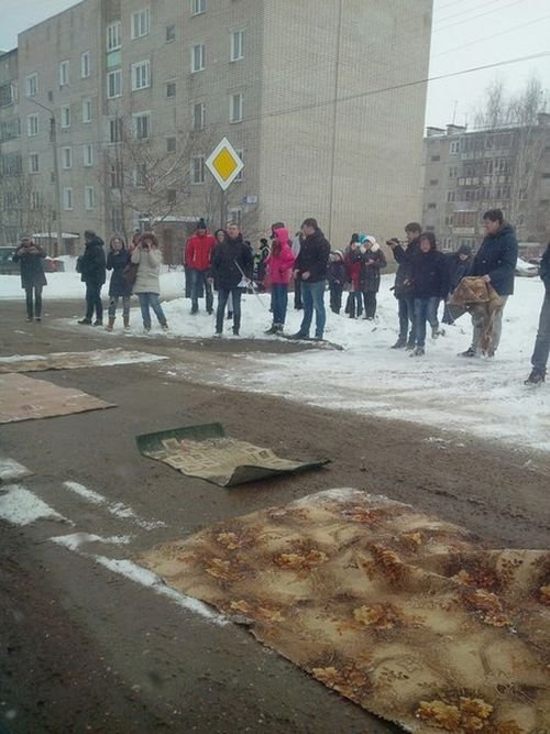 В Кировской области дорожные ямы застелили коврами