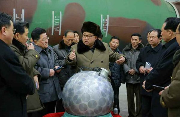 В сети появились фото Ким Чен Ына у макета ядерной боеголовки