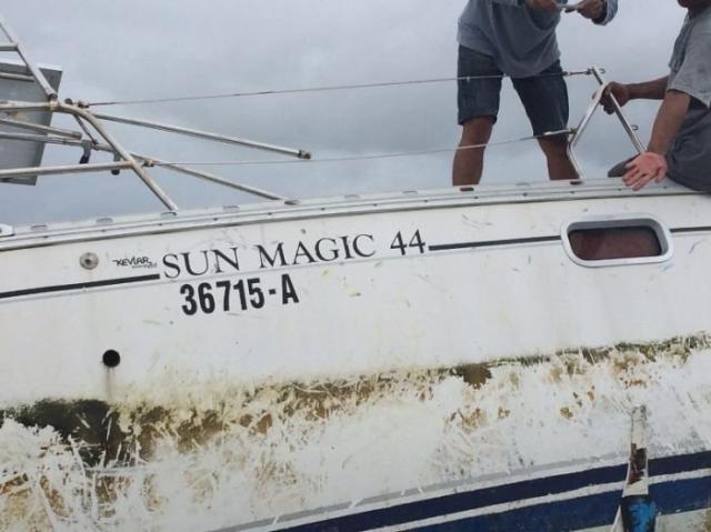 У Филиппин обнаружили дрейфующую яхту с мумией на борту