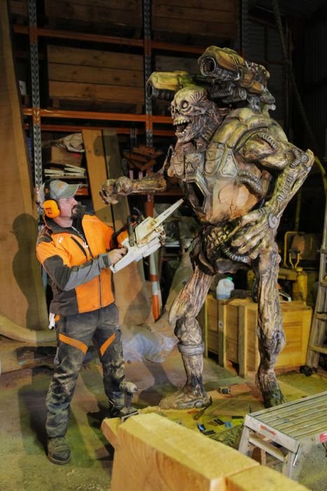Деревянная скульптура демона Revenant из игры DOOM