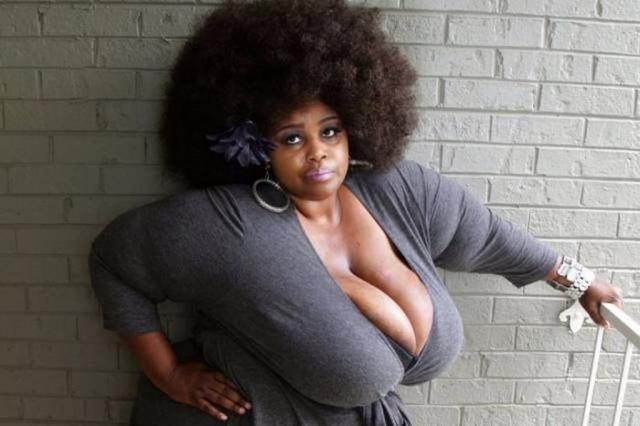 Женщина зарабатывает до 1300 долларов ежедневно, делая массаж своей огромной грудью
