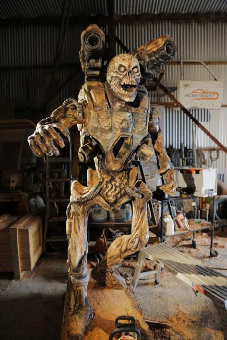 Деревянная скульптура демона Revenant из игры DOOM