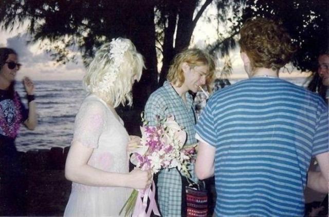 Редкие фото со свадебной церемонии Курта Кобейна и Кортни Лав