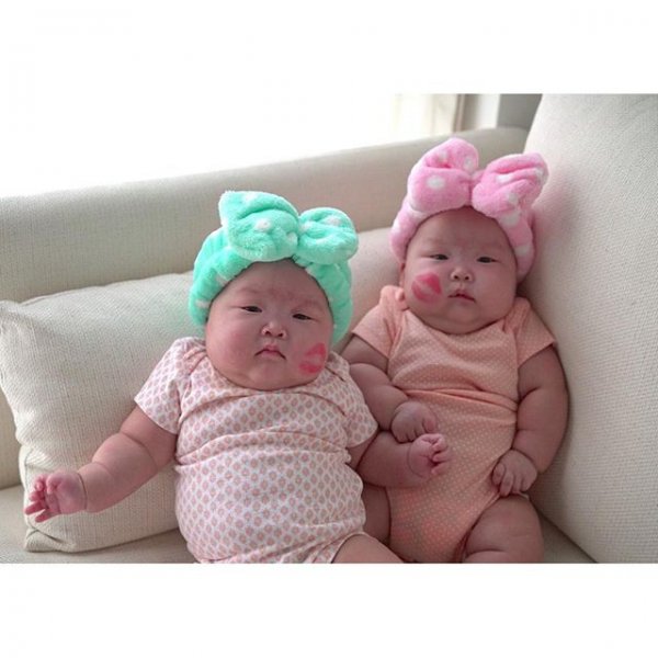 Хорошенькие близняшки из Сингапура стали хитом в Инстаграме