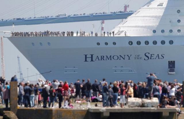 Самый большой в мире круизный лайнер Harmony of the Seas отправился в первое плавание