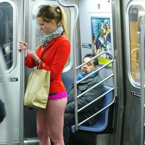 Вот почему многим девушкам перестали уступать места в общественном транспорте