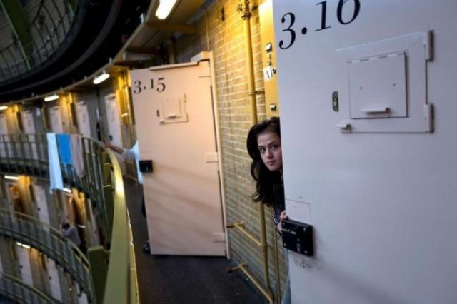 Голландскую тюрьму превратили в общежитие для беженцев