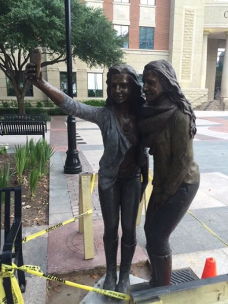 В Техасе установили памятник селфи