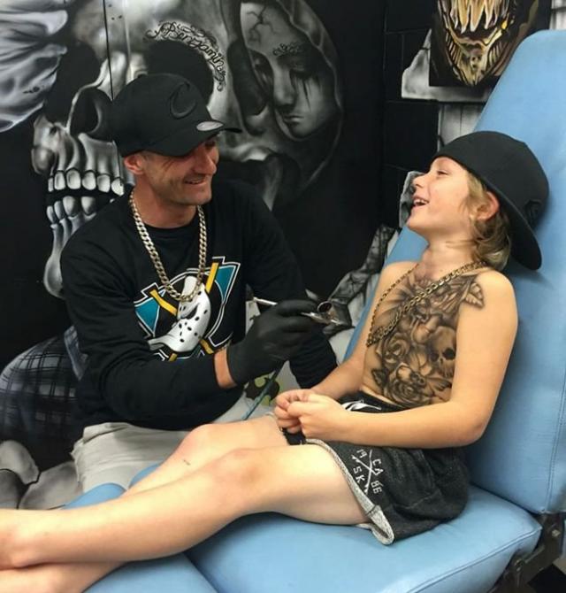 Тату мастер из Новой Зеландии порадовал детишек временными татуировками