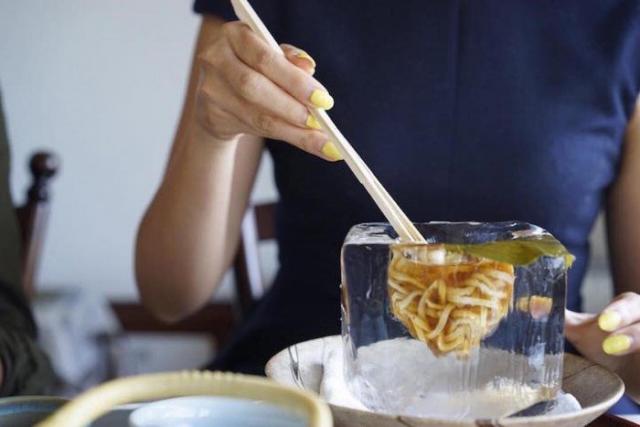 Фарфоровая посуда – вчерашний день. В японском ресторане подают лапшу в ледяных кубах
